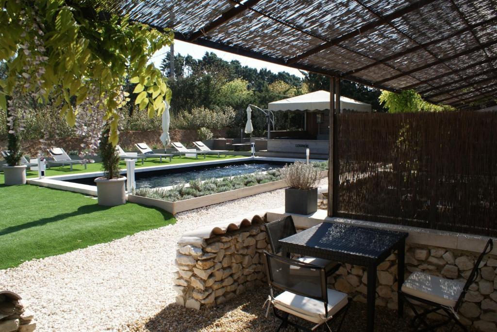 L'Auberge De L'Aubergine Eygalieres  Exterior photo